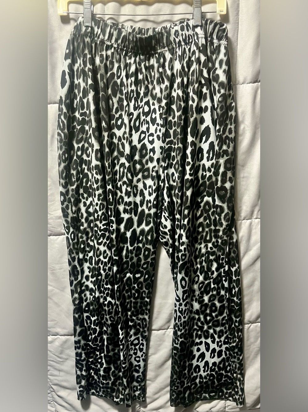Denim 24/7 Wide Leg Pants Size 1X 22/24 Gray Leopard Print Slinky Stretchy